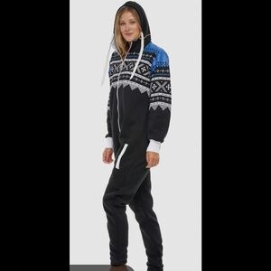 Skyline wears women’s onesie jumpsuit Aztec Black M